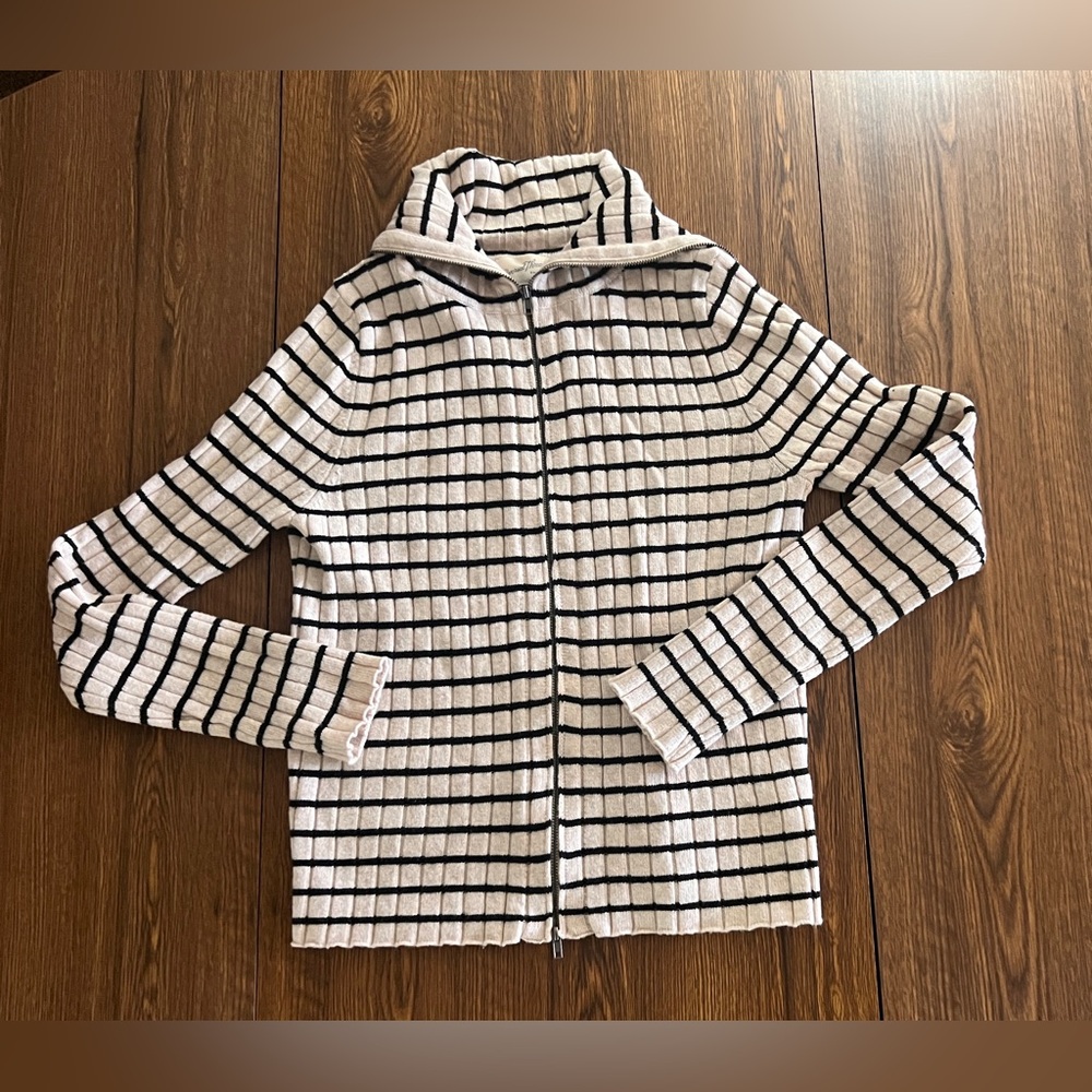 Universal Threads
Women’s 
Medium 
Cardigan 
Sweater
Ivory/Black Stripe
L/S - Picture 5 of 14